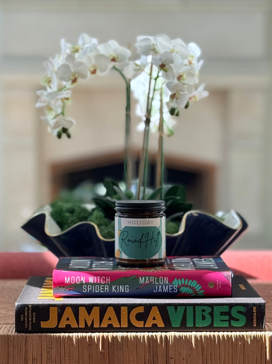 Round Hill Holiday Candle      (Mango + Coconut Milk)